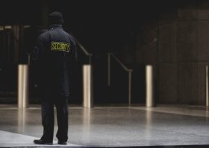 7 أسباب تجعل شركتك تحتاج حراسة أمنية الآن