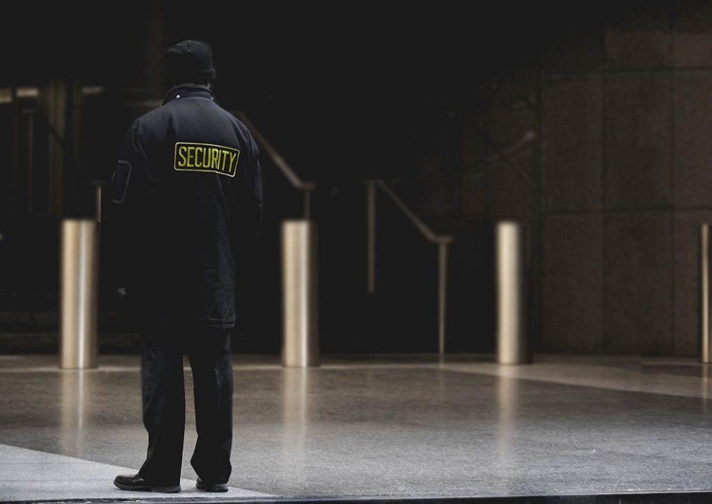 7 أسباب تجعل شركتك تحتاج حراسة أمنية الآن