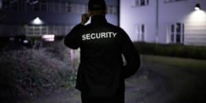 الفرق بين الحراسة الأمنية التقليدية والحراسة الاحترافية: أيهما الأفضل لحماية المنشآت؟