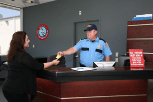 الفرق بين الحراسة الأمنية التقليدية والحراسة الاحترافية: أيهما الأفضل لحماية المنشآت؟