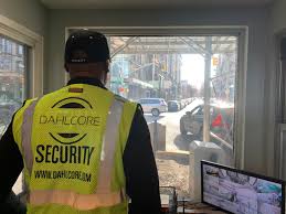 الفرق بين الحراسة الأمنية التقليدية والحراسة الاحترافية: أيهما الأفضل لحماية المنشآت؟