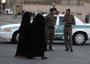 كيف توفر شركات الأمن حماية كاملة للمصانع والمولات في السعودية؟